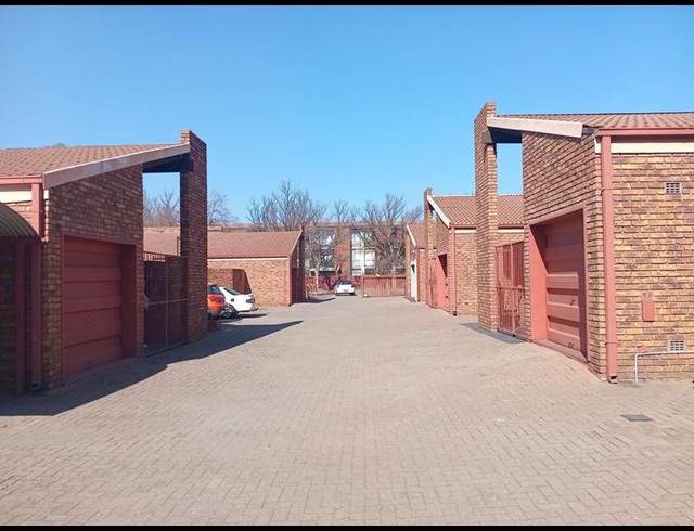 3 BEDROOM TOWNHOUSE FOR SALE IN VANDERBIJLPARK CW 3